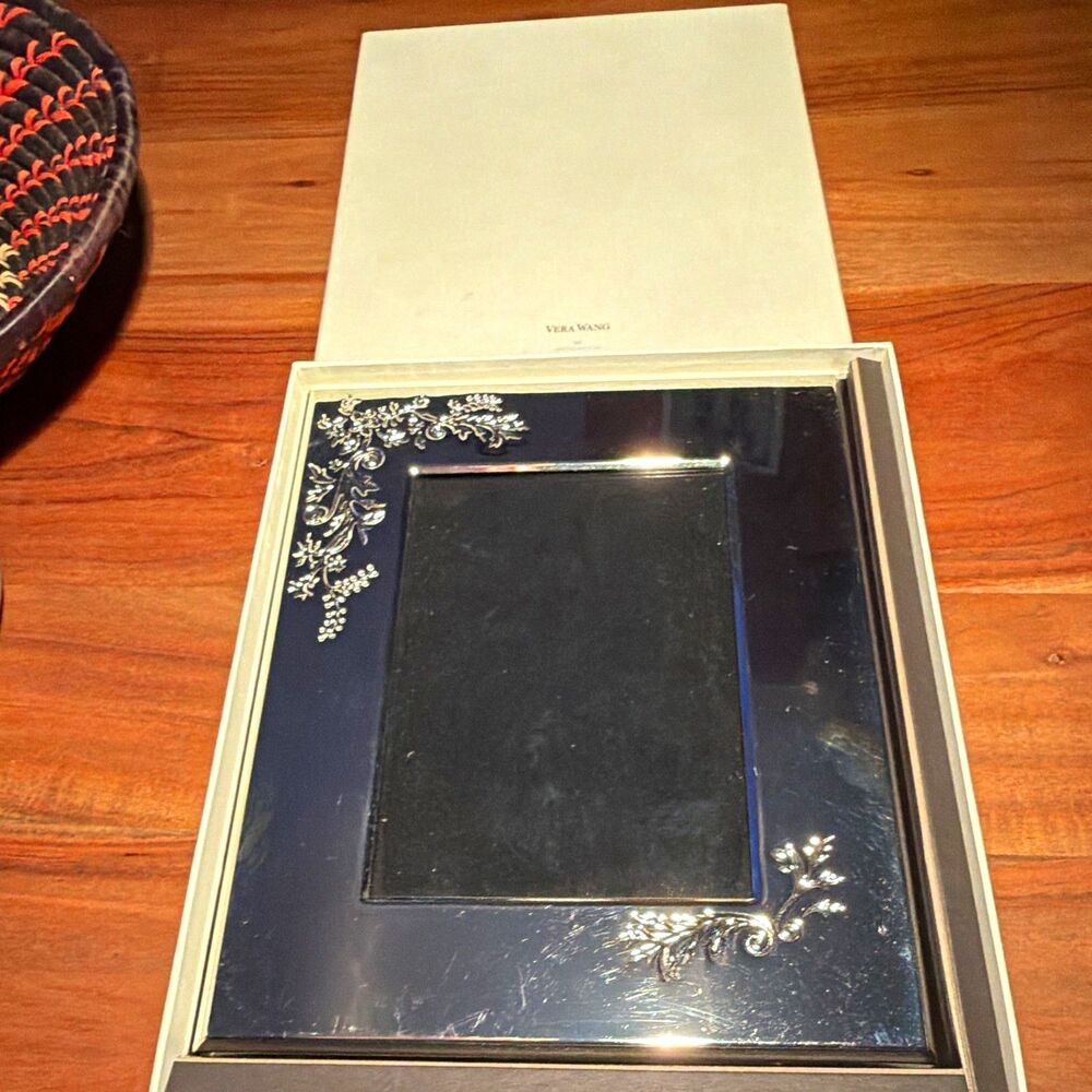 Vera Wang Wedgwood 5x7 Silver Lace Bouquet Metal Photo Frame 1-Photo Portrait